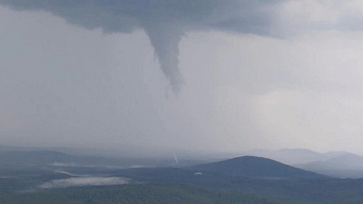 Формирующийся смерч сняли очевидцы недалеко от Кыштыма