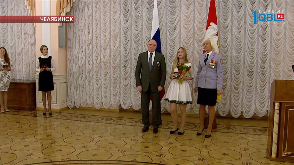 Борис Дубровский вручил паспорта 15 школьникам