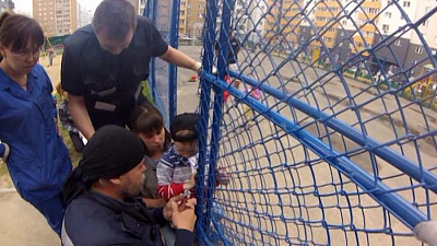 На детской площадке ребенок насквозь проткнул руку 