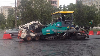 «Дорожники» ведут работы по укладке нового асфальта, несмотря на дождь