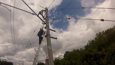 Спасатели два часа уговаривали мужчину спуститься с железнодорожного столба