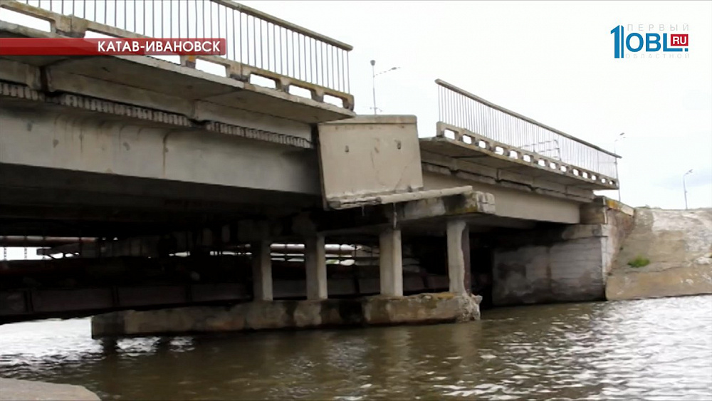 При обрушении дамбы подростки упали в воду