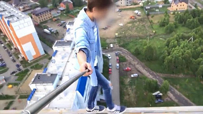 Экстремал снял хождение по парапету «высотки»