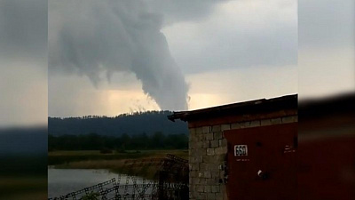 Закрученный столб воздуха сняли на видео в Миассе