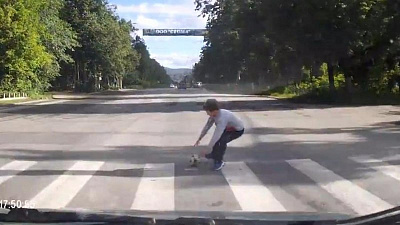 Автомобилист сбил ребенка, побежавшего за мячом 
