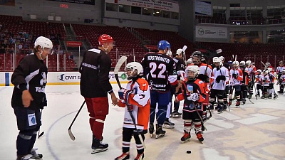 Евгений Кузнецов в форме «Трактора» сыграл с юными хоккеистами