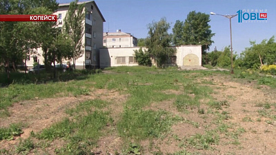 Школьники своими руками восстанавливают спортплощадку