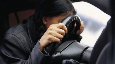 Челябинка надела подгузник и 4 часа просидела в машине, чтобы не отдавать ее приставам