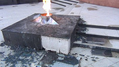 Пьяные школьницы подожгли мемориал памяти в Южноуральске 