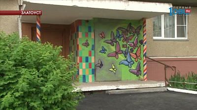 Художник разрисовал подъезды жилого дома