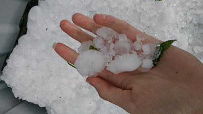 Шквалистый ветер и град разрушил здания в п.Бреды 