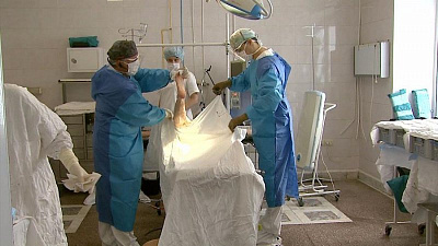 Женщину без тазобедренных суставов поставили на ноги врачи областной больницы. 