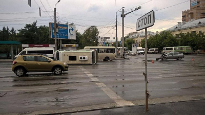 В центре Челябинска перевернулась маршрутка 