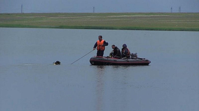Водолазы продолжают поиски мужчины на дне водоема