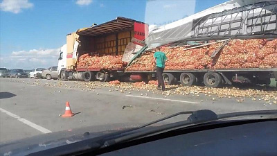 Фуру с луком раскурочило в результате ДТП под Южноуральском 