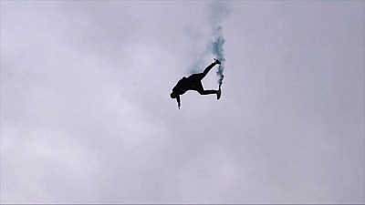 Парень спрыгнул с 45-метровой высоты у всех на глазах 