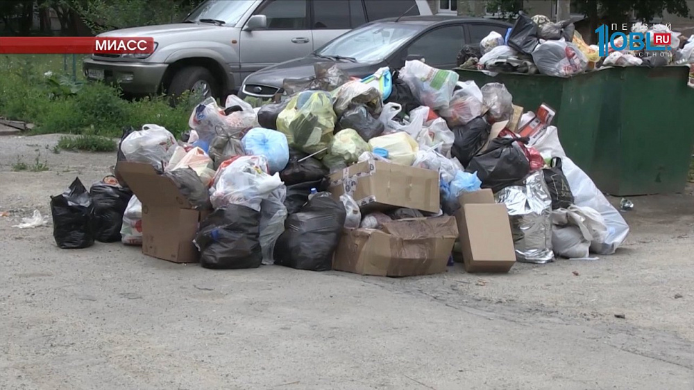 Дворы завалены коммунальными отходами