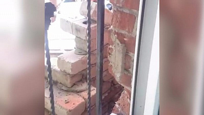 Многодетную семью замуровали в собственном доме