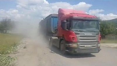 Житель Аши снял видеоролик о шлаковых дорогах