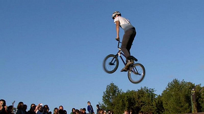 Трюки на велосипедах, роликах и скейтах продемонстрировали челябинские экстремалы 