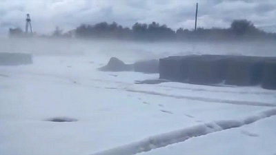 Ледяные сугробы остудили раскаленный от жары Казахстан 
