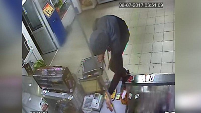 Миасский грабитель похитил выручку из кассы на глазах у продавца 