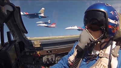 Сверхзвуковые истребители продемонстрировали фигуры высшего пилотажа в небе над Магнитогорском 