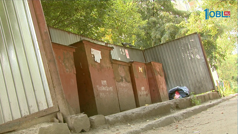 Ребенок в мусорном баке