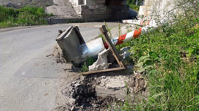 Неизвестный водитель в Чебаркуле вновь снес ограничитель высоты у железной дороги 