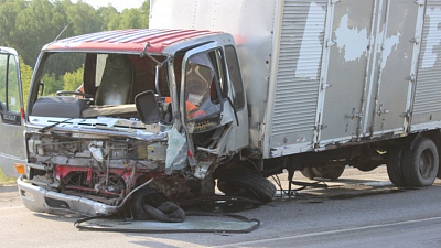 Легковушка протаранила грузовик на мосту в Увельском районе: есть погибшие