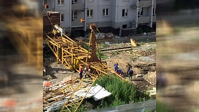 В Ленинском районе на рабочего рухнул строительный кран 