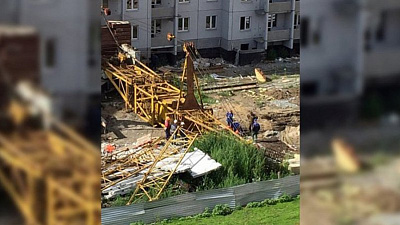 Установлена причина падения башенного крана на рабочего и известно его состояние 