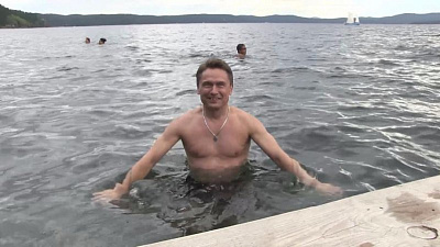 Глава Миасса Геннадий Васьков рискнул и искупался в озере Тургояк 