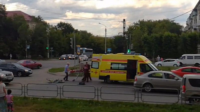 «Скорая помощь» сбила велосипедистку в Магнитогорске, возвращаясь с пострадавшим в ДТП