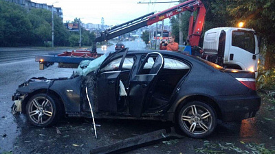 Автоледи на BMW протаранила деревья и столб в Челябинске: есть пострадавшие