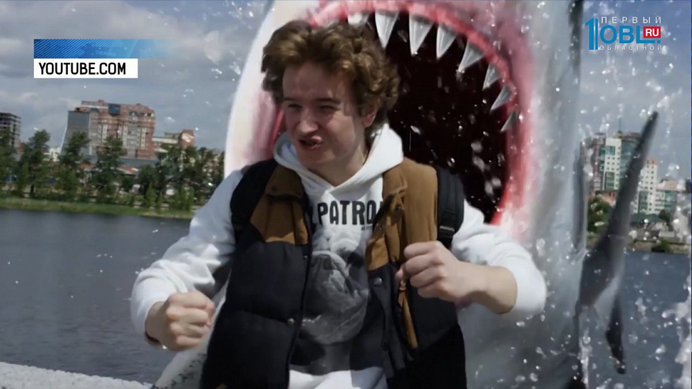 Челябинцы сняли на камеру акулу в реке Миасс