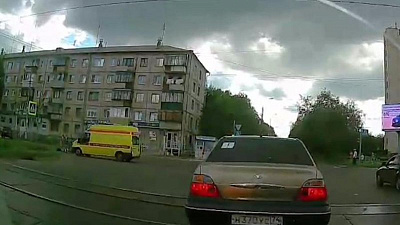 Момент аварии, где скорая помощь сбила велосипедистку, попал на видео