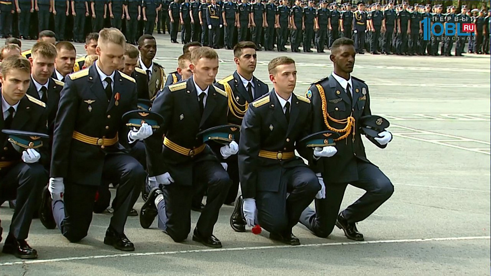  В филиале военно-воздушной академии вручают дипломы 