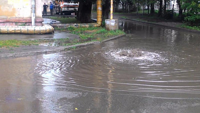 Ливневка отвергла дождевую воду в переулке в Тракторозаводском районе