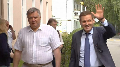 Экс-сенатор Константин Цыбко прибыл в зал суда в хорошем настроении