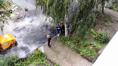 Двор на ЧТЗ заасфальтировали, несмотря на дождь