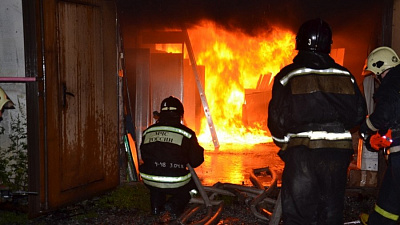 Крупный ночной пожар на мебельной фабрике ликвидирован в Челябинске