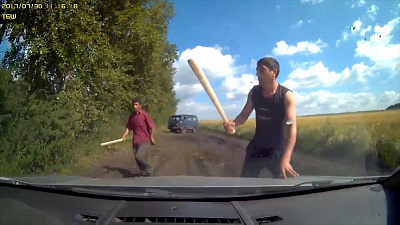 Нападение неизвестных с битами попало на видео