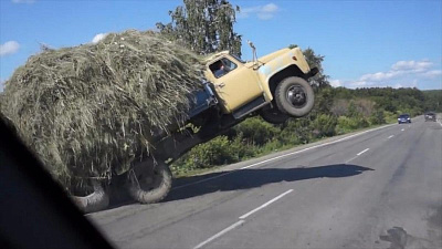 Водитель лег под «взлетающий» грузовик 