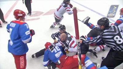 Массовая драка во время хоккейного матча между Россией и Канадой 