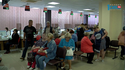 Перед МФЦ собираются большие очереди пенсионеров