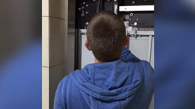 Спасение людей из упавшего в челябинской многоэтажке лифта сняли на видео 