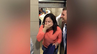 «Лифт резко ускорился и раздался сильный хлопок». Заблокированные в лифте челябинцы пытались дышать сквозь двери 