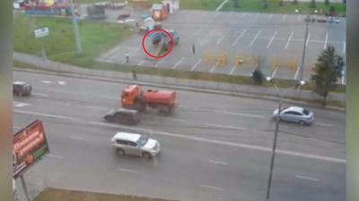 Погоня за сбежавшим с агровыставки быком у ледовой арены «Трактор» попала на видео 