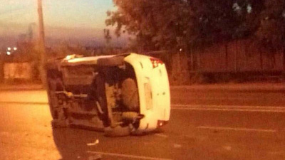 На Комсомольском проспекте перевернулось такси